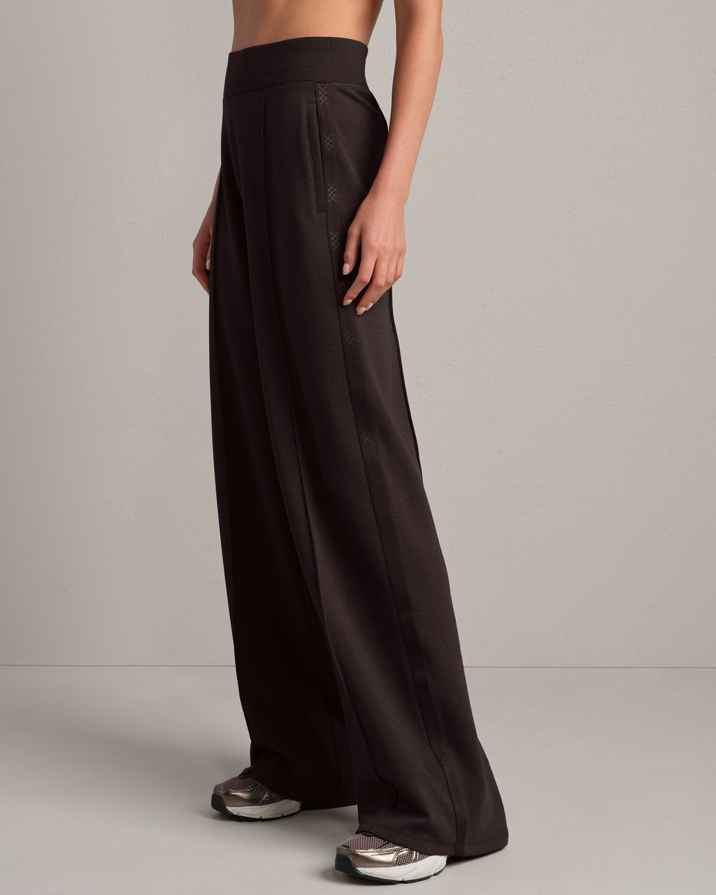 Rhone DreamGlow Trouser in Dark Espresso