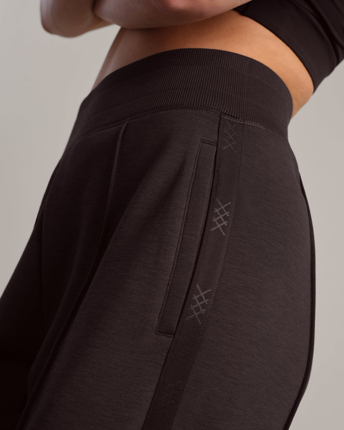 Rhone DreamGlow Trouser in Dark Espresso
