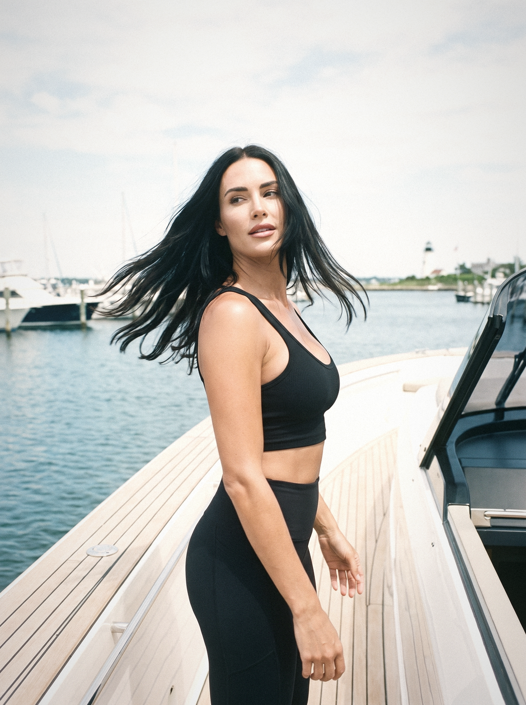 hamptons-women-rhone-revive-longline-bra-black-yacht-ava-v1