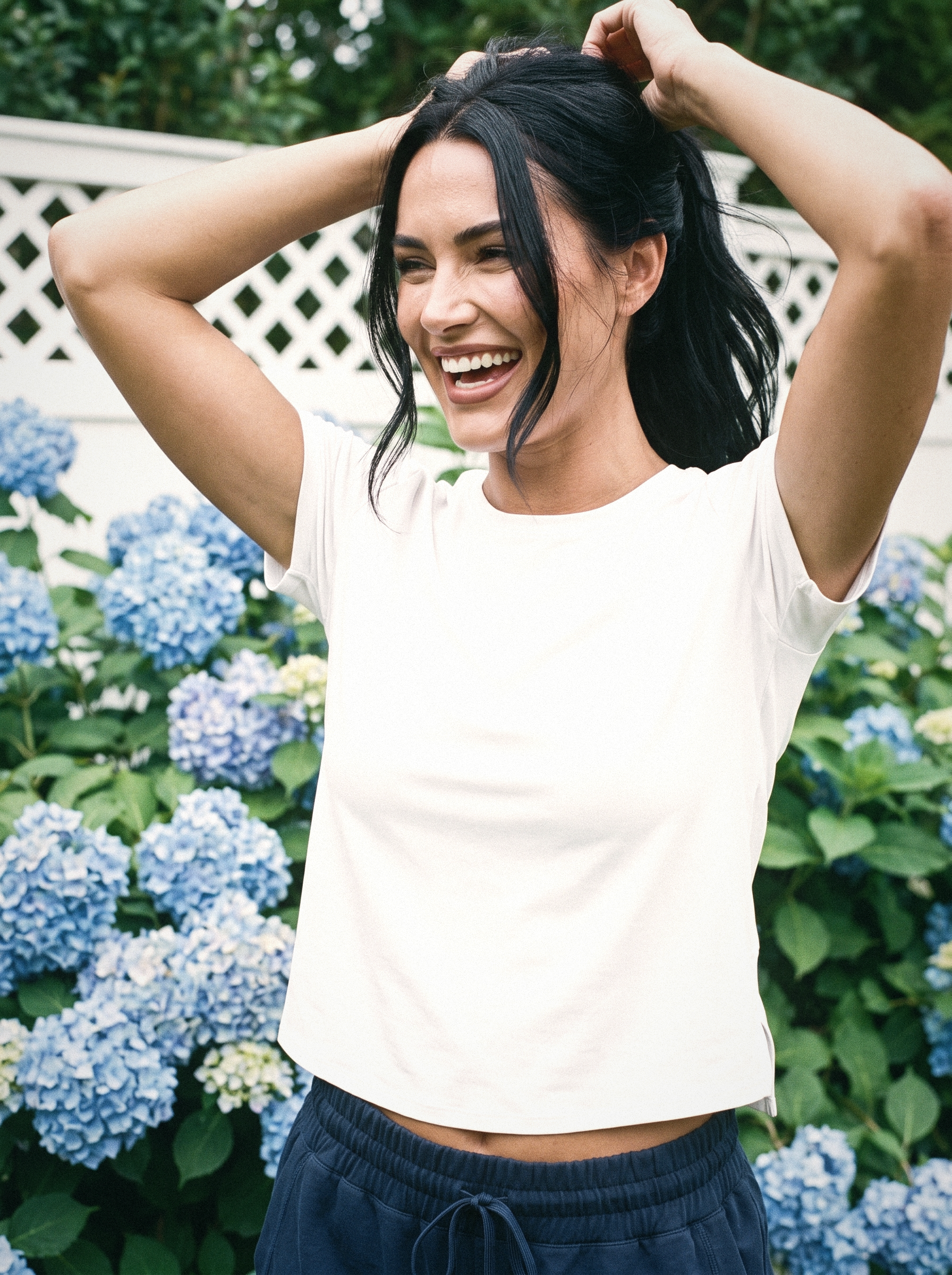 hamptons-women-rhone-serene-tee-white-garden-ava-v1