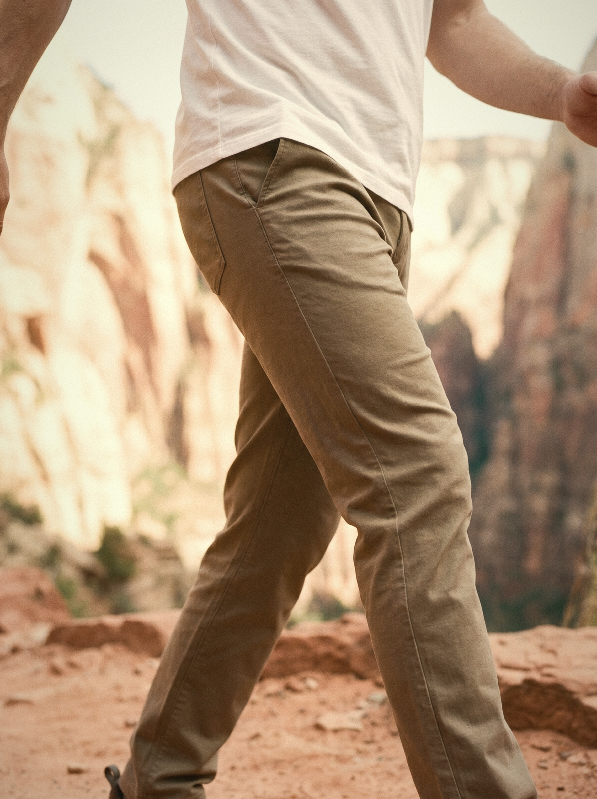 utah-men-tm-legacy-stretchknit-pant-weathered-teak-trail-hudson-v2