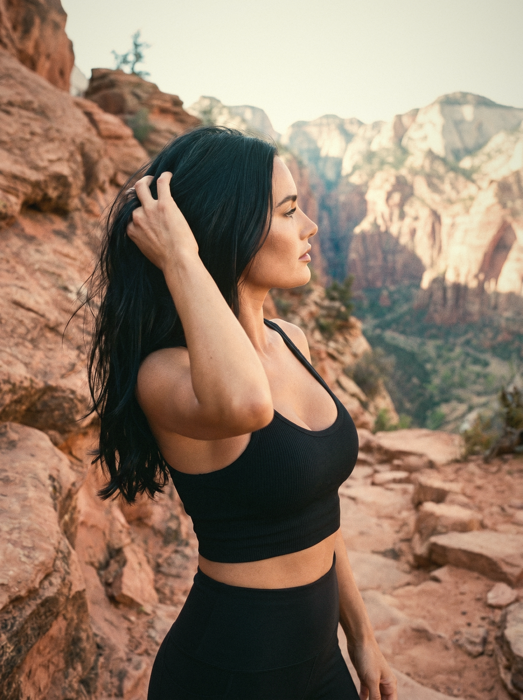 utah-women-rhone-revive-longline-bra-7-8-legging-black-trail-ava-v3